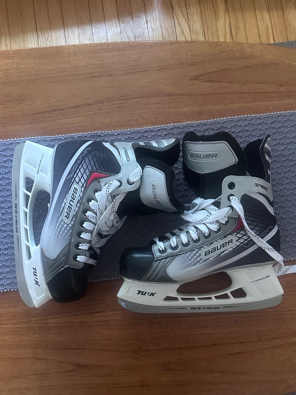 Bauer Men's Sz 8. Hockey Skates - VAPOR SPEED